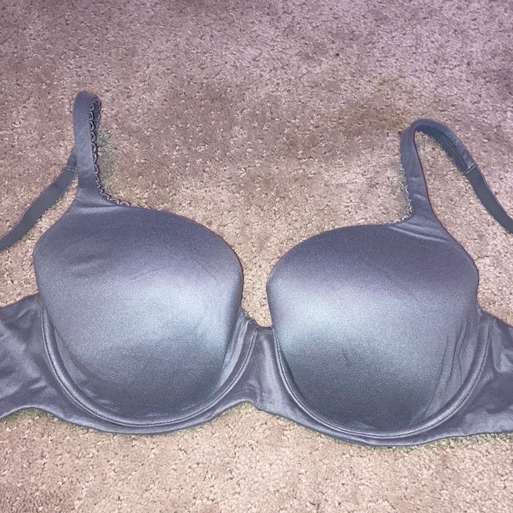 VICTORIA SECRET EUC Body by Victoria bra in grey/silver. Lace details size 32DDD